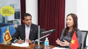 越南驻斯里兰卡大使郑氏心解答企业提出的问题。（图片来源：越通社）