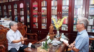 胡志明市历史科学协会副主席何明宏副教授接受越通社记者的采访。（图片来源：越通社）