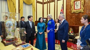 越南国家主席梁强和夫人向澳大利亚总督萨曼莎·莫斯廷和夫君赠送纪念品。