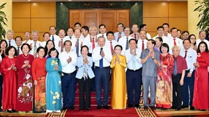 苏林总书记和越南助学协会中央常务委员会成员。