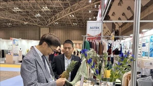 越南企业代表向日本伙伴介绍产品。（图片来源：越通社）