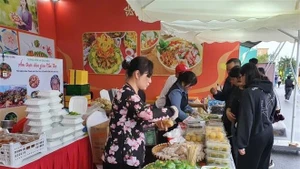 芹苴市美食展位。（图片来源：越通社）