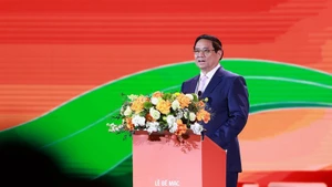 政府总理范明正在2025年首届秋季博览会闭幕式上发表讲话。（图片来源：越通社）