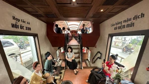 在铁路旅程中，游客有机会体验越南文化。（图片来源：hanoimoi.vn）