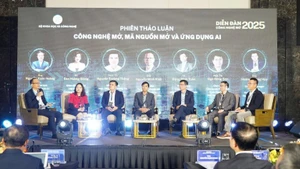 出席2025年开放技术论坛的各位代表。