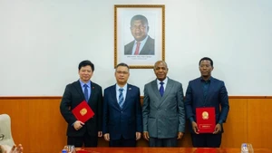 安哥拉农业与林业部长艾萨克·多斯·安若斯和越南驻安哥拉大使杨正职共同见证关于在安哥拉实施可持续农业和林业发展技术援助项目的谅解备忘录签署仪式。