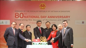 各位代表出席招待会。（图片来源：越通社）