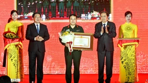 国会主席陈青曼和政府副总理胡国勇向取得优异成就的团体和个人颁发政府总理的奖状。