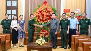越南人民军总政治局副主任张天苏中将率领中央军委工作代表团向潘文雄副总编辑和《人民报》社工作人员集体表示祝贺。