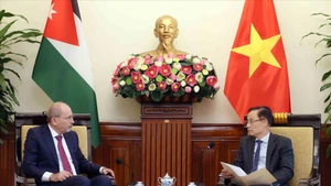越南外交部长黎怀忠与约旦副首相兼外交与侨务大臣举行工作会议。
