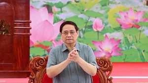 范明正总理主持会议。（图片来源：qdnd.vn）