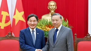 苏林总书记和韩国总统特使朴昌达。（登科 摄）