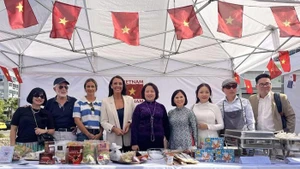 希腊比雷埃夫斯市领导和越南驻希腊大使馆代表在越南美食展位合影。（图片来源：baomoi.com）