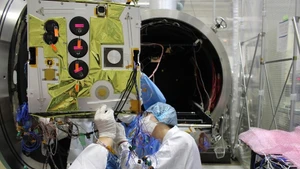 越南航天中心在日本进行的卫星测试活动。（图片来源：qdnd.vn）