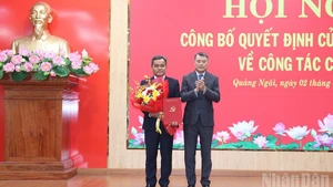 越共中央政治局委员、中央书记处书记、中央组织部部长黎明兴向越共中央委员、民族与宗教部常务副部长胡文年颁发任命书。
