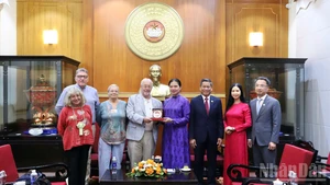越南祖国阵线中央委员会副主席何氏娥向英国共产党总书记罗伯特·格里菲思赠送纪念品。