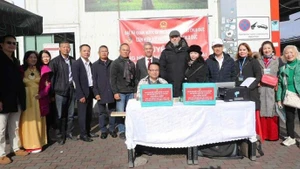 旅居德国越南人参加募捐活动，支援遭受越南第10号台风影响的国内同胞。