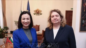 越南驻保加利亚大使阮氏明月会见保加利亚国会主席娜塔莉娅·基塞洛娃。（图片来源：越通社）
