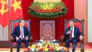 越共中央总书记苏林会见白俄罗斯国家安全委员会国务秘书亚历山大·沃尔福维奇。