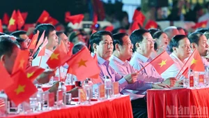 越南国家主席梁强在河内会场出席”黄金时机“特别政论艺术电视连线节目。