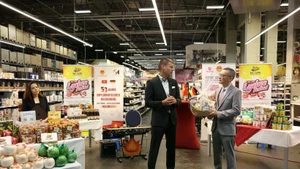 越南驻德大使武光明（右边）和Selgros超市领导参加德国“越南商品日”活动。（图片来源：越通社）