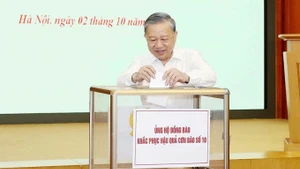 苏林总书记为支援第10号台风受灾群众捐款。