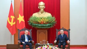 越共中央总书记苏林会见俄罗斯总统助理、俄罗斯海事委员会主席尼古拉·帕特鲁舍夫。