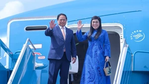 范明正总理和夫人启程前往巴西出席2025年金砖国家领导人扩大会议。（图片来源：baochinhphu.vn）