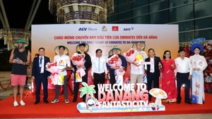 岘港市举行欢迎迪拜至岘港首班航班的活动。（图片来源：baochinhphu.vn）