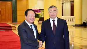 越共中央宣教与民运部部长郑文决和中共中央宣传部部长李书磊。（图片来源：qdnd.vn）