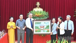 苏林总书记向越南助学协会中央常务委员会赠送纪念品。