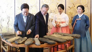 苏林总书记与夫人向韩国总统李在明和夫人介绍越南石琴艺术。