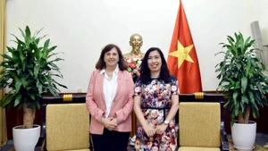 越南外交部副部长黎氏秋姮和欧盟对外行动署亚太总司副总司长帕姆帕罗尼。（图片来源：baoquocte.vn）