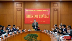 苏林总书记主持会议。