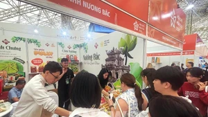 第一届河内秋季博览会吸引众多游客前来参观、购物。（图片来源：bnews.vn）