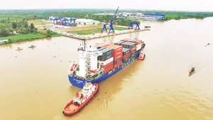 货船停靠吐诺港。