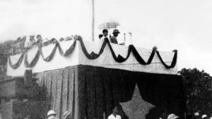 1945年9月2日，胡志明主席在河内巴亭广场宣读《独立宣言》，宣布越南民主共和国成立。（图片来源：越通社）