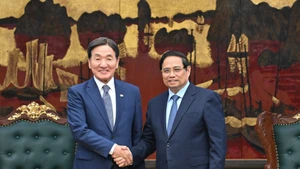 南政府总理范明正会见韩国总统特使朴昌达。（陈海 摄）