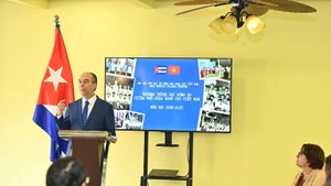 古巴驻越南大使罗赫利奥·波兰科·富恩特斯在新闻发布会上发表讲话。