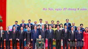 苏林总书记和各位代表合影。