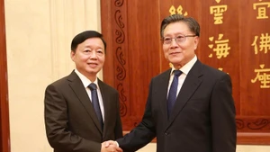 越南政府副总理陈红河会见中国全国人大常委会副委员长王东明。（图片来源：baochinhphu.vn）