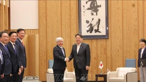 *越南祖国阵线中央委员会主席杜文战会见日本内阁官房长官林芳正。（图片来源：越通社）
