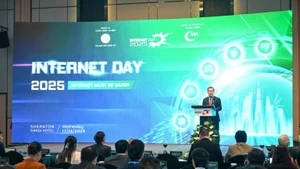 越南科技部副部长范德龙在活动上发表讲话。