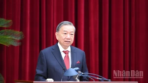 苏林总书记在会议上致开幕词。