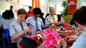 文莱国际学校学生体验越南传统手工刺绣技艺。