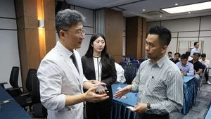 代表在研讨会上交流。