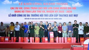 范明正总理向清化省钵默（Bát Mọt）乡和安仁乡贫困户赠送礼物。