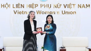 阮氏线女士向联合国开发计划署常驻越南首席代表拉姆拉·哈利迪女士赠送纪念品。（图片来源：phunuvietnam.vn）