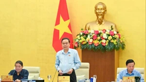 越南国会主席陈青敏主持会议。