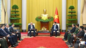 越南国家主席梁强会见土耳其国防部部长亚萨尔·居莱尔。